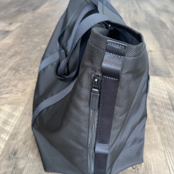 Tumi NWT- 148968-1041/Alpha Bravo Essential Large East West Tote- Black - Picture 3 of 13